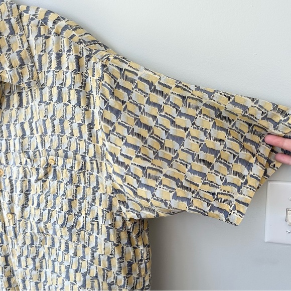 vintage Kaid men’s short sleeved 100% silk button down shirt - Picture 5 of 9